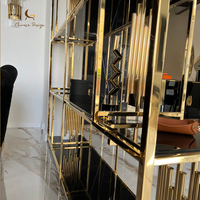 Meuble de rangement moderne sur pied en acier inoxydable doré avec miroir et étagères en verre pour salon