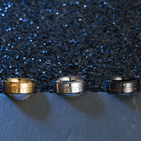 Bague rotative en acier inoxydable plaqué or PVD 18 carats avec fenêtre de décodeur secret et chiffre porte-bonheur