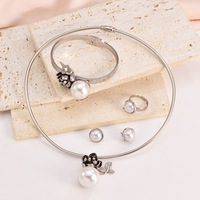 Ensemble en acier inoxydable avec accessoires fleuris et perles élégants et chics, ensemble de quatre pièces, ensemble de bijoux 4 pièces