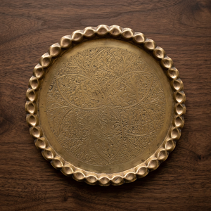 Assiette décorative ronde vintage en métal fait main avec motif végétal gravé pour cadeaux - Product Image 3