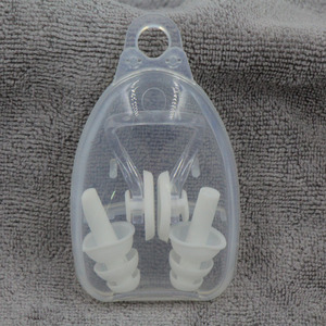 Juego de pinza nasal y tapones para los oídos de silicona para nadar con estuche de plástico color blanco - Product Image 1