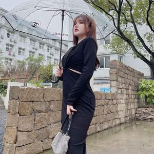 Robe fourreau col en V Runqi N8243 noire grande taille avec découpes révélant la taille, robe de soirée femme couleur unie coupe ajustée - Product Image 3