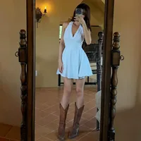 Robe d'été élégante pour femme, col en V, dos nu, motif rayé, silhouette trapèze, disponible en bleu, tailles S à L, vente en gros
