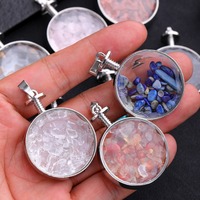 Collier pendentif shaker rond 33*52mm avec bouteille à vœux, éclats de cristaux de guérison et perles de pierre naturelle concassée pour femmes et filles