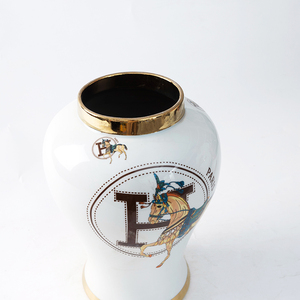 Pot contemporain en porcelaine chinoise blanc et or de luxe Pot de temple européen en céramique antique avec chevaux - Product Image 4