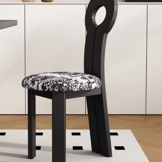 เก้าอี้ Key พร้อมเบาะรองนั่งลายดอกเหมยสีดำ