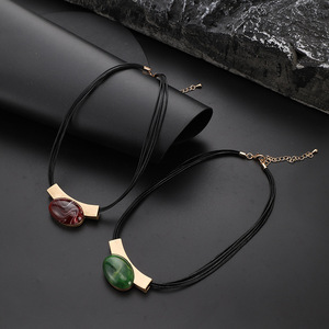 Collar con Colgante de Cristal Rojo de Diseño Exagerado, Collar de Piedras Preciosas con Cuerda de Cuero y Gema Verde para Mujer - Product Image 1