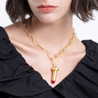 Collier punk tendance en laiton plaqué or 18 carats de haute qualité, pendentif brillant en forme de rouge à lèvres couleur or P213199