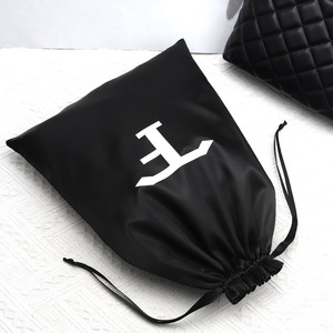 Sac à cordon en satin noir petit format pour bijoux, personnalisable avec logo, idéal pour cosmétiques, montres et parfums – Offre Spéciale - Product Image 5