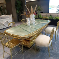 Table à manger ovale de luxe italienne, design moderne, plateau en placage de marbre, base en laiton, pièce maîtresse pour villa et manoir