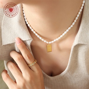 Collar Elegante y Moderno para Mujer con Cadena de Perlas de Imitación y Colgante Cuadrado de Acero Inoxidable - Product Image 5
