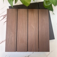 Dalles de terrasse en WPC antidérapantes modernes, faciles à poser, design à emboîtement pour jardins extérieurs, technique brossée, plastique injecté