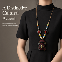 Collier Sachet Tortue en Brocart Zhuang Fait Main, Durable et Tendance, Style Ethnique, Perles en Bois et Céramique Mélangées, Textile Réglable
