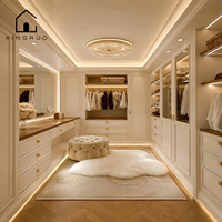 XINGRUO Armoire Moderne Européenne avec Portes Shaker, Poignées Métalliques, Vitrines Vitrées, Compartiments Ouverts, Coiffeuse et Tringles à Vêtements - Autoportante