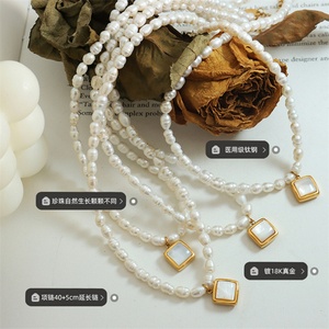Colliers de haute qualité pour femmes, chaîne en perles d'eau douce, pendentif carré en coquille plaqué or - Product Image 4