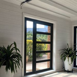 Portes en aluminium thermiquement cassées avec grilles divisées Lite | Systèmes <span class=keywords><strong>d</strong></span>'<span class=keywords><strong>entrée</strong></span> à charnières françaises simples et doubles | Look patrimonial ou moderne - Product Image 6
