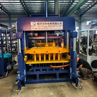 Machine automatique de fabrication de blocs de ciment QT4-15 avec moules pour pavés