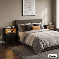 Table de chevet moderne du milieu du siècle en noyer avec station de charge, lampe LED et portes de grange cannelées, table de nuit en bois pour chambre à coucher