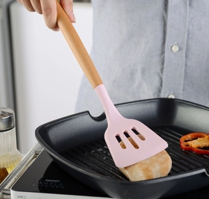 ชุดอุปกรณ์ครัวซิลิโคนทนความร้อน 5 ชิ้น พร้อมด้ามจับไม้ ผลิตในจีน เป็นมิตรกับสิ่งแวดล้อม - Product Image 2