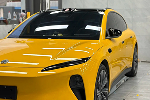 Vinilo para autos PET color amarillo girasol, alto brillo, con tecnología de liberación de aire, autoadhesivo, para revestimiento completo de vehículos, película de vinilo que cambia de color en rollo. - Product Image 3