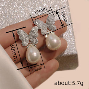 E3547 Orecchini pendenti a forma di farfalla in oro bianco con perle finte e strass, gioielli da sposa alla moda per donna - Product Image 5