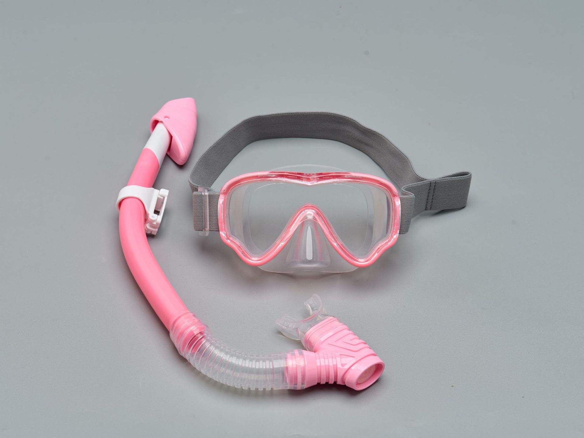 ชุดสีชมพูโปร่งแสง