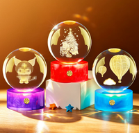 Nouveau produit créatif : Base lumineuse LED durable à lumière chaude, accompagnée d'un cube de cristal transparent avec logos gravés au laser en 3D