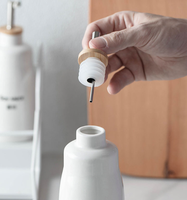 Bouteille de distributeur d'huile d'olive en céramique en stock restant de burettes en céramique en grès avec bec verseur 400 onces pour la cuisine