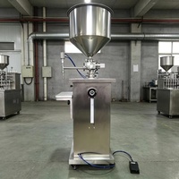 Machine de remplissage de bouteilles pour sauces avec intégration de capsulage, étiquetage et codage par jet d'encre
