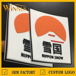 Etichetta in PVC Ecologica Personalizzata con Logo 3D in Rilievo per Abbigliamento Sportivo, Cappelli, Giacche, Jeans - Product Image 2