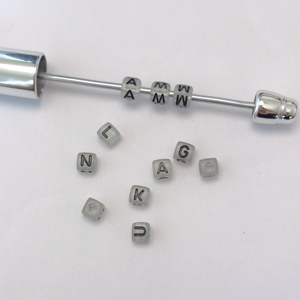 Vente en gros de perles d'espacement en vrac de l'alphabet phosphorescent de 500g de 5mm cube carré perle de lettre lumineuse pour l'amitié bijoux artisanat bricolage - Product Image 3