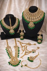 Bijoux de mariée traditionnels plaqués or antique : Ensemble de collier, boucles d'oreilles et maang tikka de créateur ethnique pour femmes - Product Image 3