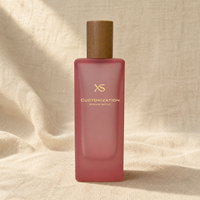 Flacons de parfum en verre rose givré de haute qualité avec couvercle en bois clair et pulvérisateur à pompe métallique Prix de gros