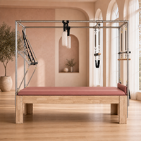 Table trapèze Cadillac en bois de chêne rose poussiéreux, avec pieds monobloc antidérapants pour cours de bien-être en boutique