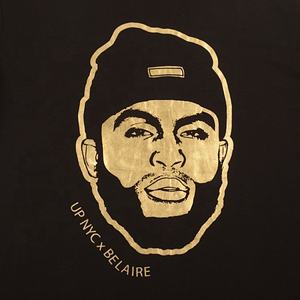 Camiseta negra personalizada con estampado de logotipo dorado para hombre - Product Image 3