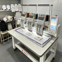 Spezielle Hutstickmaschine mit gebogenem Kappenträger und verstellbarer Klemme für die Individualisierung von Baseballkappen und Beanies.