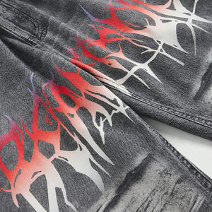 Jeans Neri Graffiti - Micro-svasati, Strappati, Stampati e Dipinti a Spruzzo con Gradiente Rosso e Bianco, Pantaloni a Vita Alta all'Ingrosso - Product Image 2