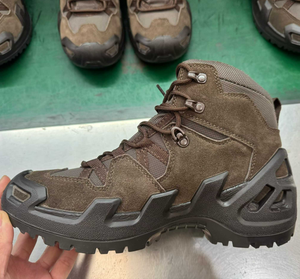 Bottes tactiques de combat mi-hautes TSB08 pour l'extérieur, noires, avec coque de protection renforcée, semelle antidérapante et résistante à l'usure, pour la randonnée en montagne - Product Image 4