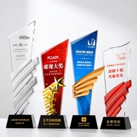 Trophée de récompense en résine de luxe avec logo et texte personnalisés pour les employés d'excellence lors de la cérémonie annuelle