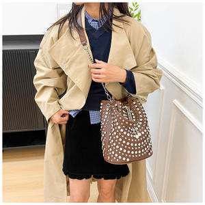 Sac seau tendance avec rivets, sac fourre-tout inspiré du punk, sac à bandoulière de haute qualité pour femmes - Product Image 6
