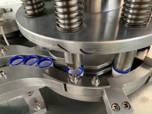 Máquina de inserción de tapa de plástico de alta velocidad poner revestimiento de aluminio y anillo de seguridad en la máquina tapadora de tapas - Product Image 6