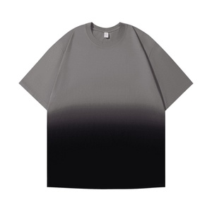 Camiseta Moderna para Hombre con Bloques de Color - Combinación de Dos Colores Atractiva, Ajuste Cómodo para un Estilo Casual Fresco y Moderno - Product Image 1