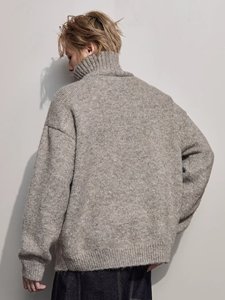 Locker sitzender Herrenpullover mit halbem Rollkragen und Knöpfen für einen lässigen Vintage-Stil im minimalistischen Design für Herbst und Winter. - Product Image 3
