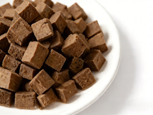 Cubes de foie de bœuf lyophilisé OEM ODM très demandés, 100 % naturels, purs, sans additifs, riches en protéines et en fer, friandises pour chiens et chats - Product Image 2