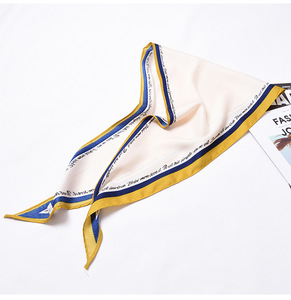 Écharpe en soie de style somptueux pour femmes avec motif de diamant de couleur contrastée - Product Image 5