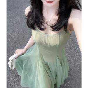 Vestido verde sin espalda de malla con tirantes, estilo acampanado, capa transparente, estilo vacaciones de verano, talla grande, cola capilla, largo hasta el suelo, con pedrería - Product Image 1