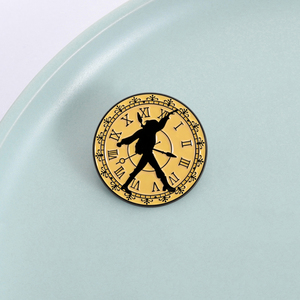 Broche Horloge <span class=keywords><strong>Chrono</strong></span> Trigger Style JRPG Rétro Silhouette d'Épée Crono avec Cadran à Chiffres Romains pour Fans de Jeux Sac à Dos Cadeau - Product Image 1