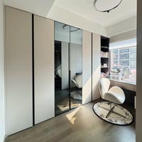 Le dressing en U avec coiffeuse et miroir pleine longueur, personnalisable en taille et en style.