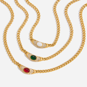 Collar con Colgante de Moda, Oro de 18K, Acero Inoxidable, Forma de Luna con Diamantes, Incrustaciones de Cristal Verde, Engaste Pavé, Joyería de Regalo - Product Image 1