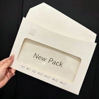 Enveloppe en carton blanc avec fenêtre et logo personnalisé